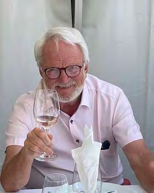 Karsten Nørkjær hæver et glas hvidvin